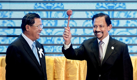 Đại diện Bộ Ngoại giao và Thương mại Brunei (phải) tiếp quản ghế Chủ tịch ASEAN 2013 từ Campuchia. 
